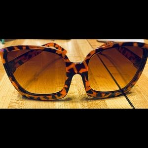CATS EYE OVERSIZED SUNGLASSES.